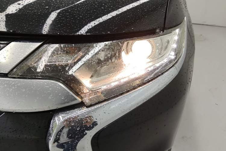 Used Mitsubishi Outlander 2019 2.0L Two-Wheel Drive Comfort Edition 7 Seats China V Emission Standard Left Front Headlight