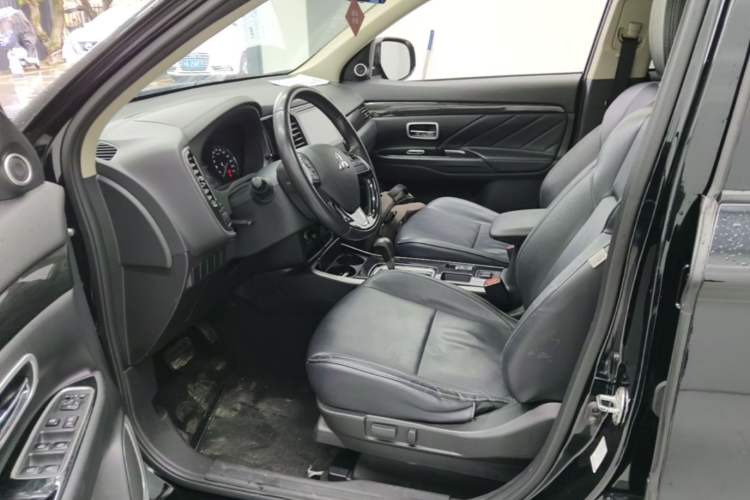 Used Mitsubishi Outlander 2019 2.0L Two-Wheel Drive Comfort Edition 7 Seats China V Emission Standard Left Front Seat