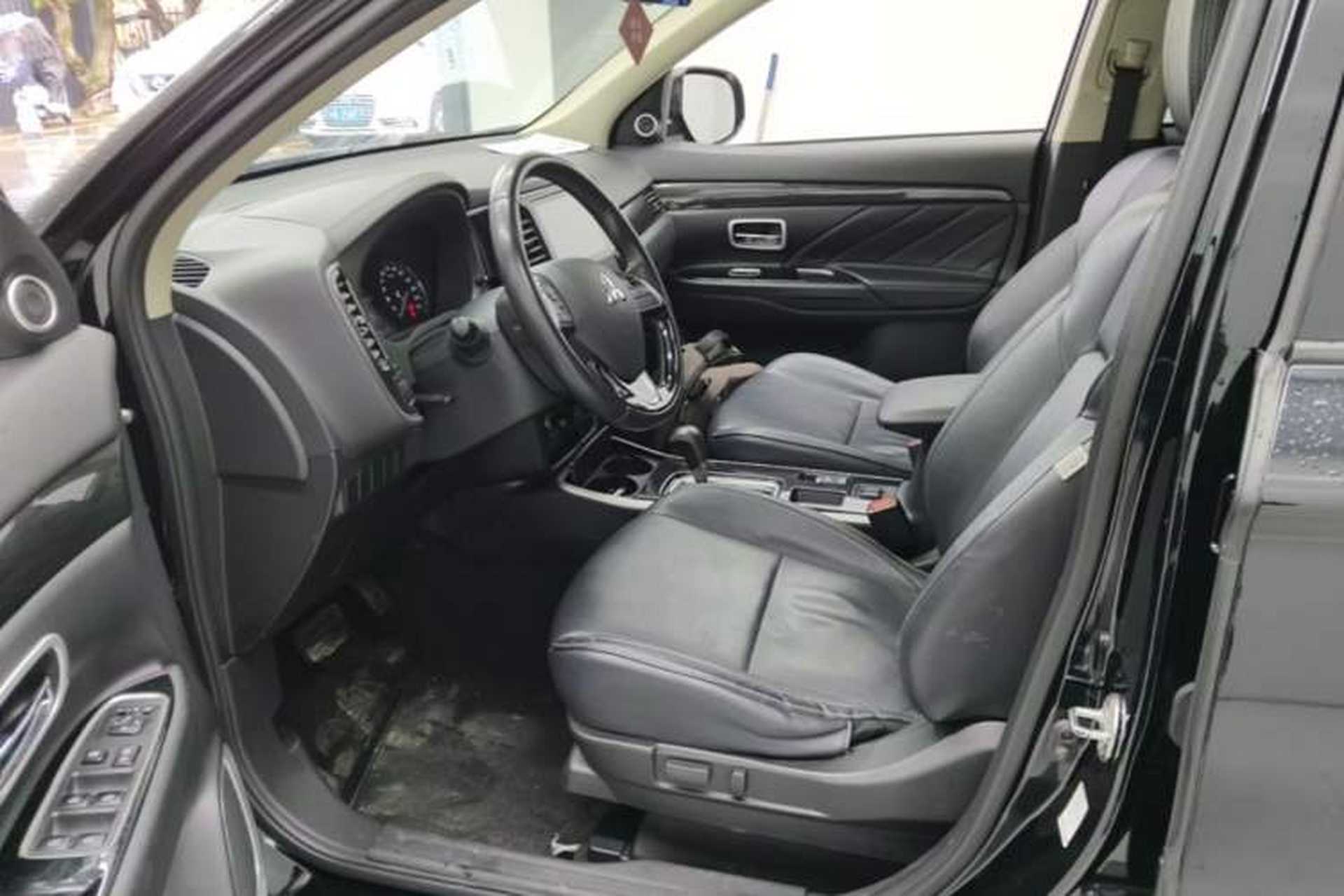 Used Mitsubishi Outlander 2019 2.0L Two-Wheel Drive Comfort Edition 7 Seats China V Emission Standard Left Front Seat