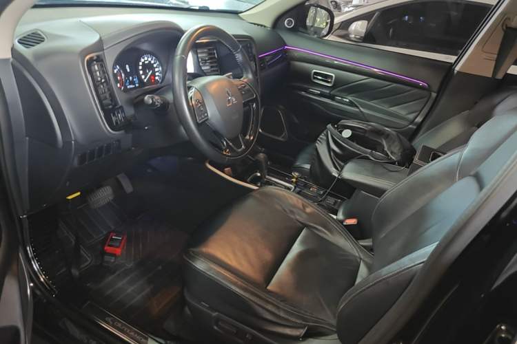 Used Mitsubishi Outlander 2019 2.0L Two-Wheel Drive Comfort Edition 7-Seater China VI Standard Left Front Seat