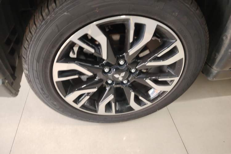 Used Mitsubishi Outlander 2019 2.0L Two-Wheel Drive Comfort Edition 5 Seats China VI Standard Left Front Wheel Hub