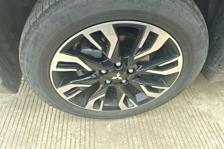 Used Mitsubishi Outlander 2019 2.0L Two-Wheel Drive Comfort Edition 5 Seats China VI Standard Left Front Wheel Hub