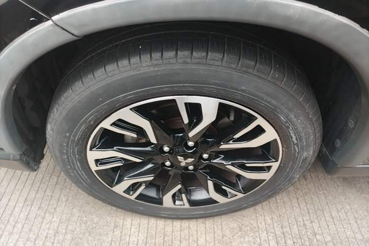 Used Mitsubishi Outlander 2019 2.0L Two-Wheel Drive Comfort Edition 5 Seats China VI Standard Left Front Wheel Hub