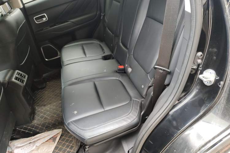 Used Mitsubishi Outlander 2019 2.0L Two-Wheel Drive Comfort Edition 5 Seats China VI Standard Left Rear Seat
