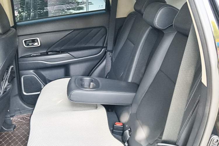 Used Mitsubishi Outlander 2019 2.0L Two-Wheel Drive Comfort Edition 5 Seats China V Standard Left Rear Seat