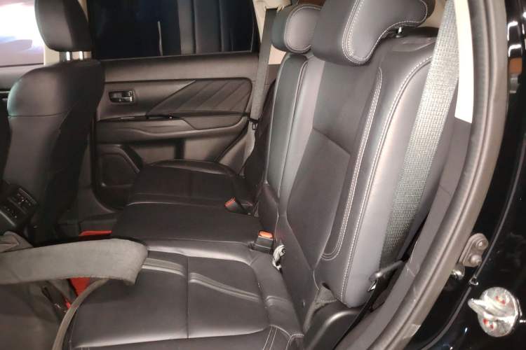 Used Mitsubishi Outlander 2019 2.0L Two-Wheel Drive Comfort Edition 5 Seats China VI Standard Left Rear Seat