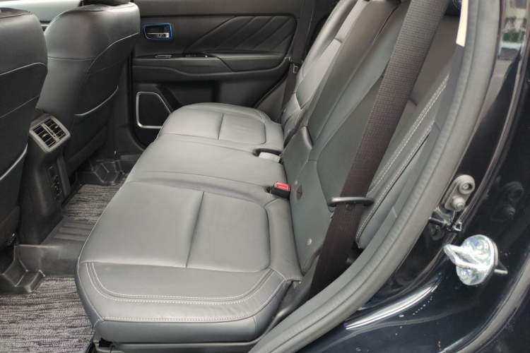 Used Mitsubishi Outlander 2019 2.4L 4x4 Zhi Xiang Edition 5 Seats China V Emission Standard Left Rear Seat