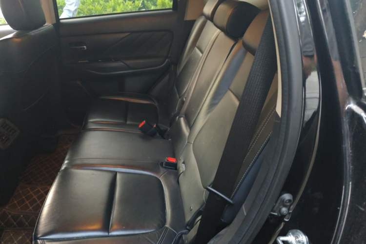 Used Mitsubishi Outlander 2019 2.4L 4x4 Zhi Xiang Edition 5 Seats China VI Standard Left Rear Seat
