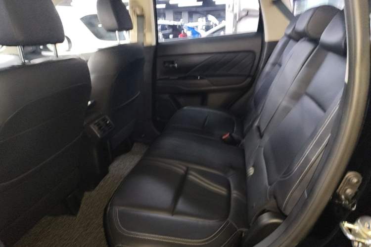 Used Mitsubishi Outlander 2019 2.0L Two-Wheel Drive Comfort Edition 5 Seats China VI Standard Left Rear Seat
