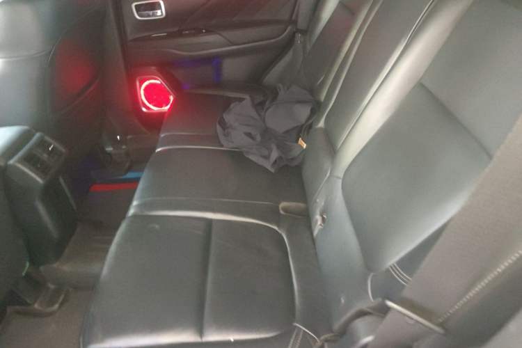 Used Mitsubishi Outlander 2019 2.4L 4x4 Zhi Xiang Edition 5 Seats China VI Standard Left Rear Seat