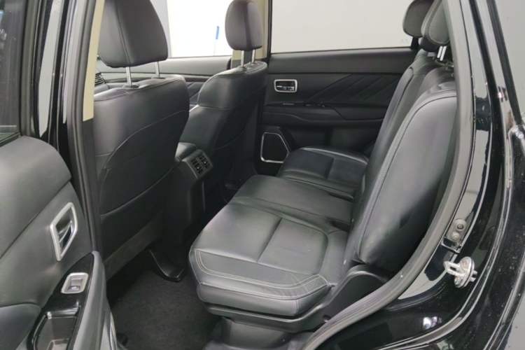 Used Mitsubishi Outlander 2019 2.0L Two-Wheel Drive Comfort Edition 7 Seats China V Emission Standard Left Rear Seat