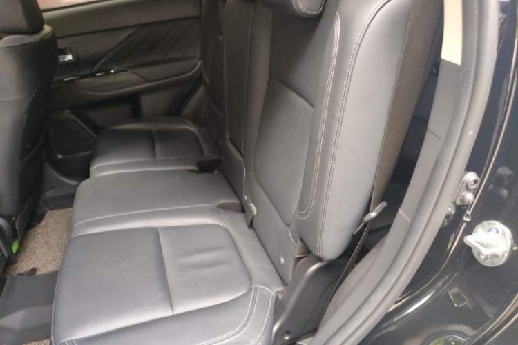 Used Mitsubishi Outlander 2019 2.4L 4x4 Zhi Xiang Edition 7 Seats China VI Standard Left Rear Seat