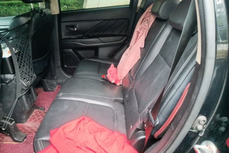 Used Mitsubishi Outlander 2019 2.0L Two-Wheel Drive Comfort Edition 7 Seats China V Emission Standard Left Rear Seat