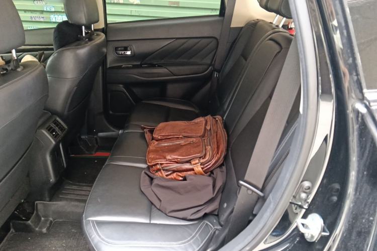 Used Mitsubishi Outlander 2019 2.0L Two-Wheel Drive Comfort Edition 5 Seats China VI Standard Left Rear Seat