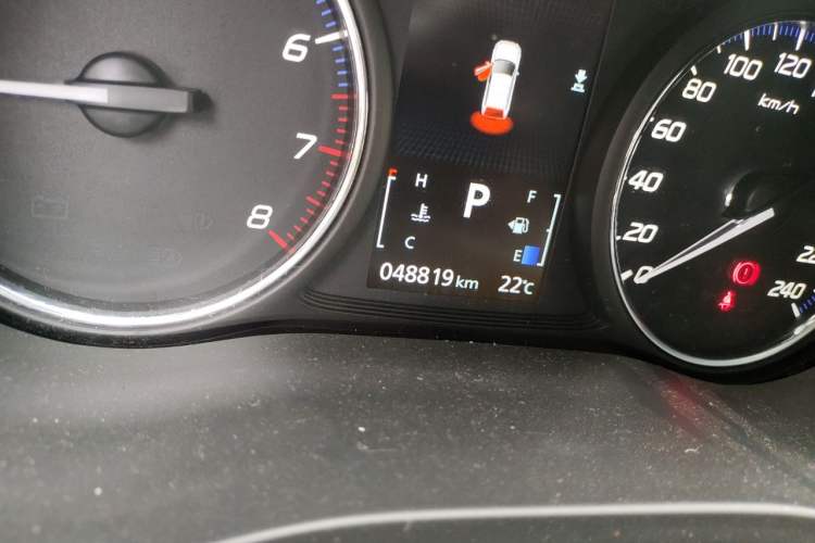 Used Mitsubishi Outlander 2019 2.0L Two-Wheel Drive Comfort Edition 5 Seats China VI Standard Odometer Close Up