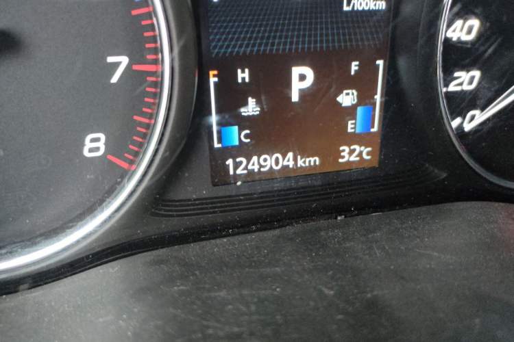Used Mitsubishi Outlander 2019 2.0L Two-Wheel Drive Comfort Edition 5 Seats China VI Standard Odometer Close Up