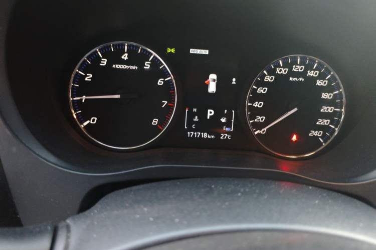 Used Mitsubishi Outlander 2019 2.4L 4x4 Zhi Xiang Edition 5 Seats China VI Standard Odometer Close Up