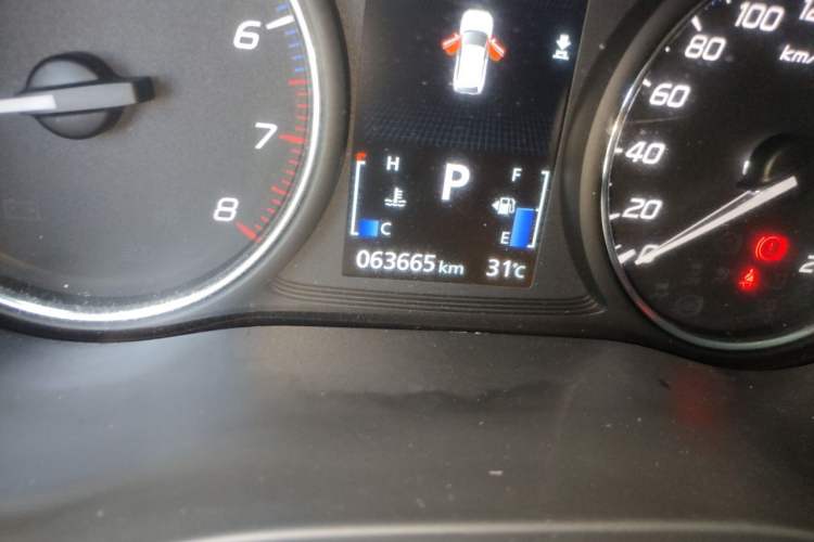 Used Mitsubishi Outlander 2019 2.4L 4x4 Zhi Xiang Edition 7 Seats China VI Standard Odometer Close Up