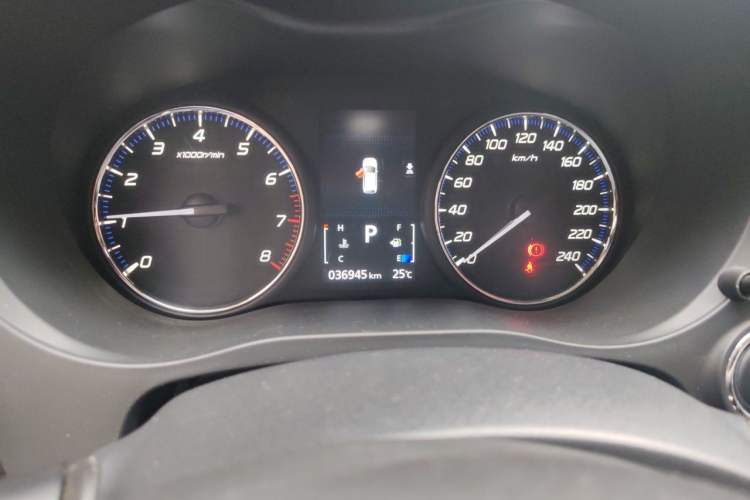 Used Mitsubishi Outlander 2019 2.0L Two-Wheel Drive Comfort Edition 7-Seater China VI Standard Odometer Close Up