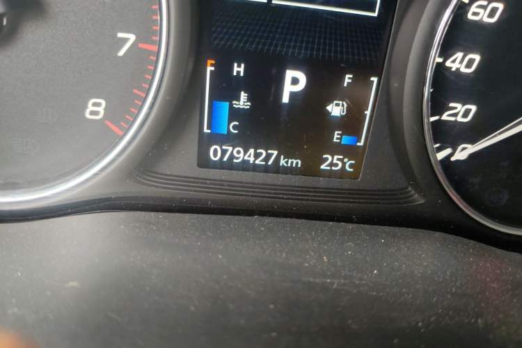 Used Mitsubishi Outlander 2019 2.0L Two-Wheel Drive Comfort Edition 5 Seats China VI Standard Odometer Close Up