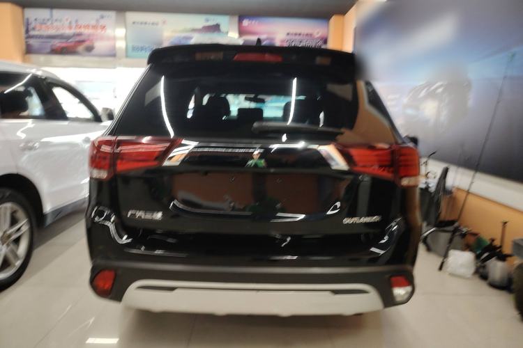 Used Mitsubishi Outlander 2019 2.0L Two-Wheel Drive Comfort Edition 5 Seats China VI Standard Rear