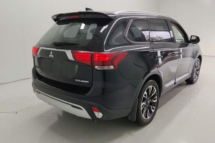 Used Mitsubishi Outlander 2019 2.0L Two-Wheel Drive Comfort Edition 7 Seats China V Emission Standard Rear Right 45 Deg