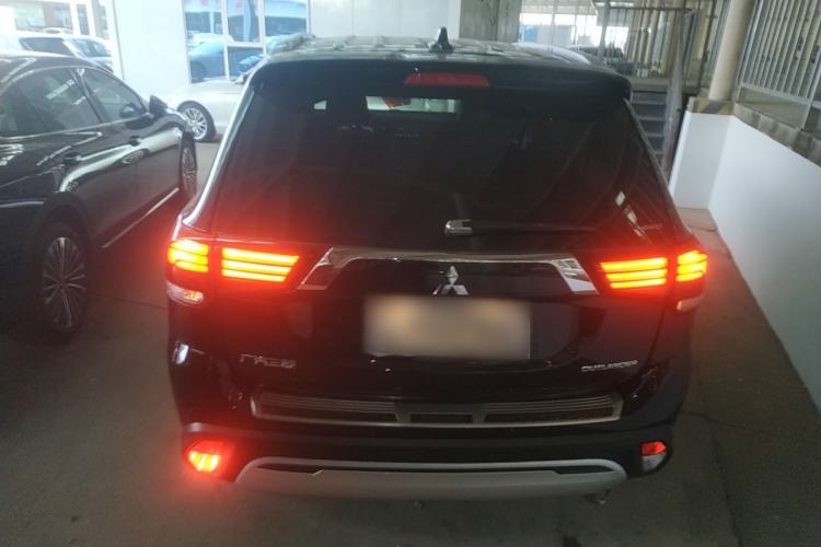 Used Mitsubishi Outlander 2019 2.4L 4x4 Zhi Xiang Edition 7 Seats China VI Standard Rear