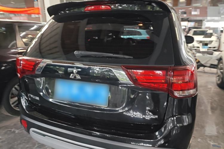 Used Mitsubishi Outlander 2019 2.0L Two-Wheel Drive Comfort Edition 7-Seater China VI Standard Rear