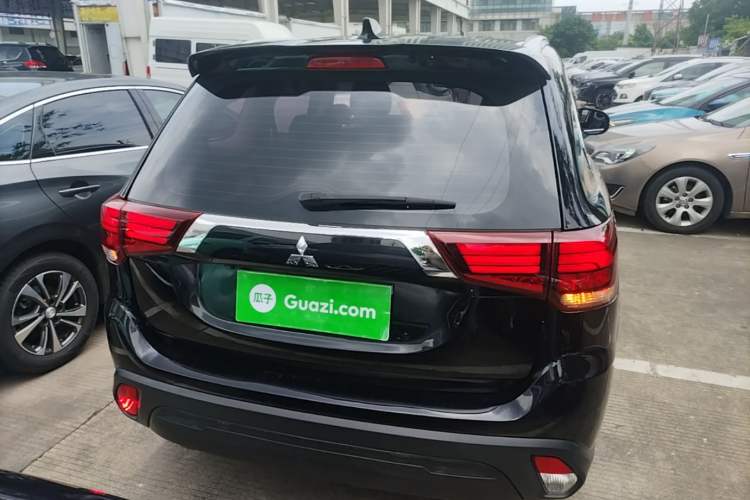 Used Mitsubishi Outlander 2019 2.0L Two-Wheel Drive Comfort Edition 5 Seats China VI Standard Rear
