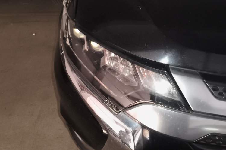 Used Mitsubishi Outlander 2019 2.4L 4x4 Zhi Xiang Edition 5 Seats China VI Standard Right Front Headlight