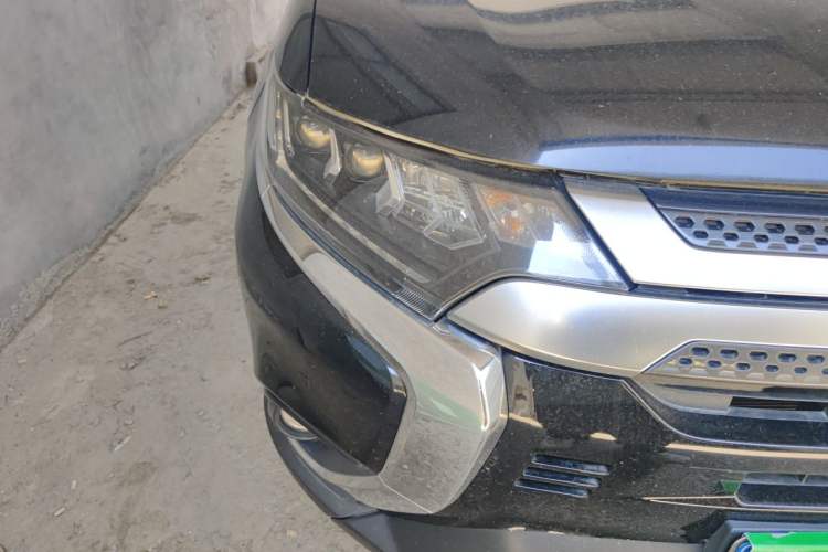 Used Mitsubishi Outlander 2019 2.4L 4x4 Zhi Xiang Edition 5 Seats China VI Standard Right Front Headlight