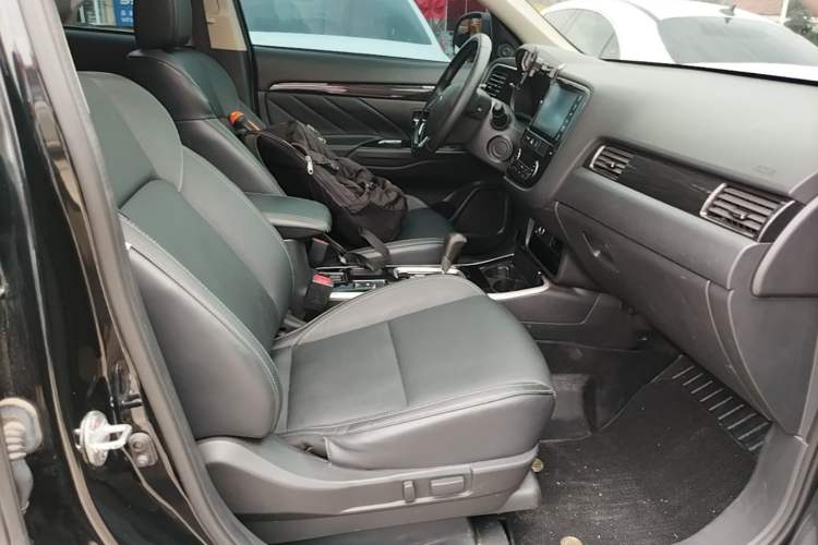 Used Mitsubishi Outlander 2019 2.0L Two-Wheel Drive Comfort Edition 7-Seater China VI Standard Right Front Seat