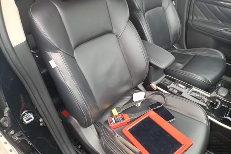 Used Mitsubishi Outlander 2019 2.0L Two-Wheel Drive Comfort Edition 7-Seater China VI Standard Right Front Seat