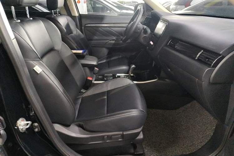 Used Mitsubishi Outlander 2019 2.0L Two-Wheel Drive Comfort Edition 5 Seats China VI Standard Right Front Seat