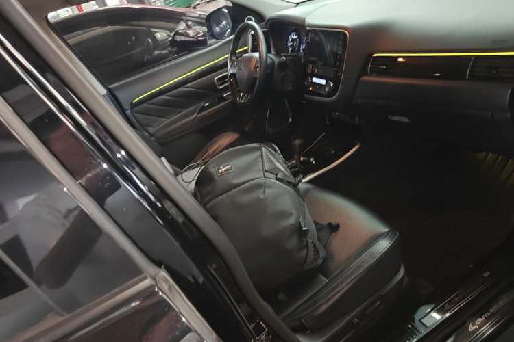Used Mitsubishi Outlander 2019 2.0L Two-Wheel Drive Comfort Edition 7-Seater China VI Standard Right Front Seat