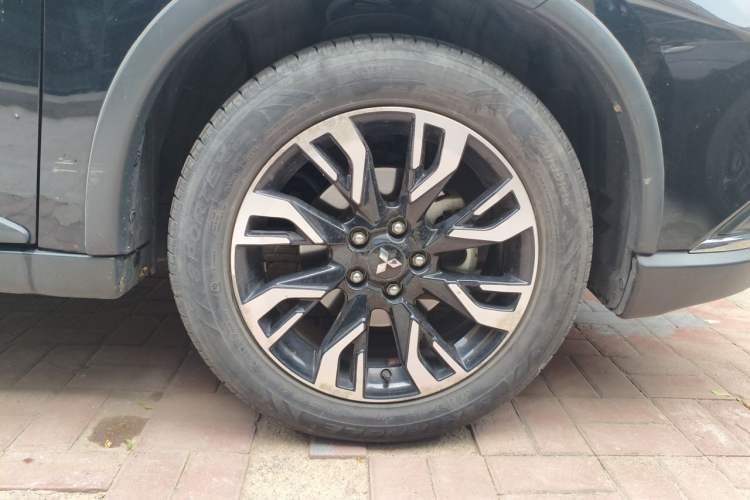Used Mitsubishi Outlander 2019 2.0L Two-Wheel Drive Comfort Edition 5 Seats China VI Standard Right Front Wheel Hub