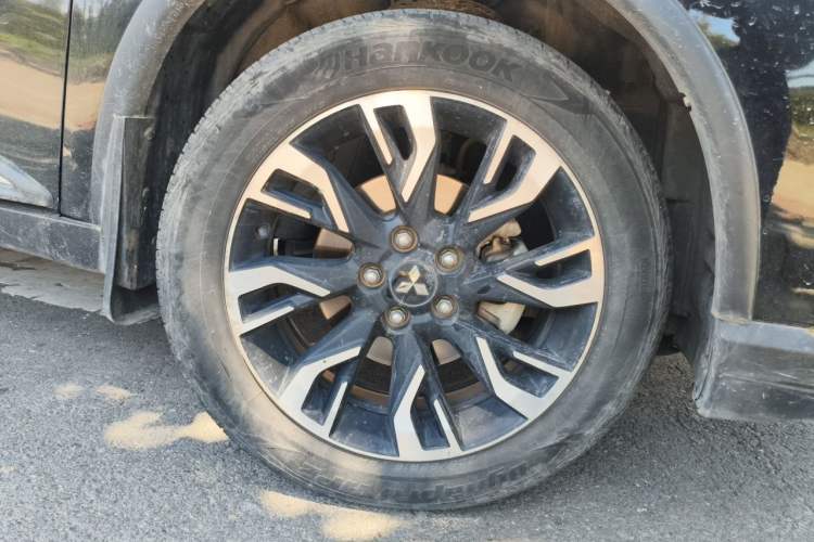 Used Mitsubishi Outlander 2019 2.0L Two-Wheel Drive Comfort Edition 5 Seats China V Standard Right Front Wheel Hub