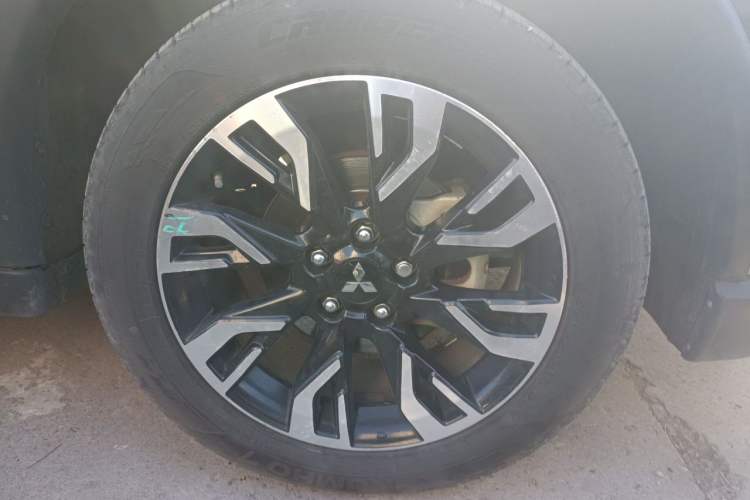 Used Mitsubishi Outlander 2019 2.4L 4x4 Zhi Xiang Edition 5 Seats China VI Standard Right Front Wheel Hub