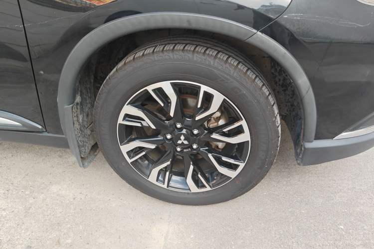 Used Mitsubishi Outlander 2019 2.0L Two-Wheel Drive Comfort Edition 5 Seats China VI Standard Right Front Wheel Hub