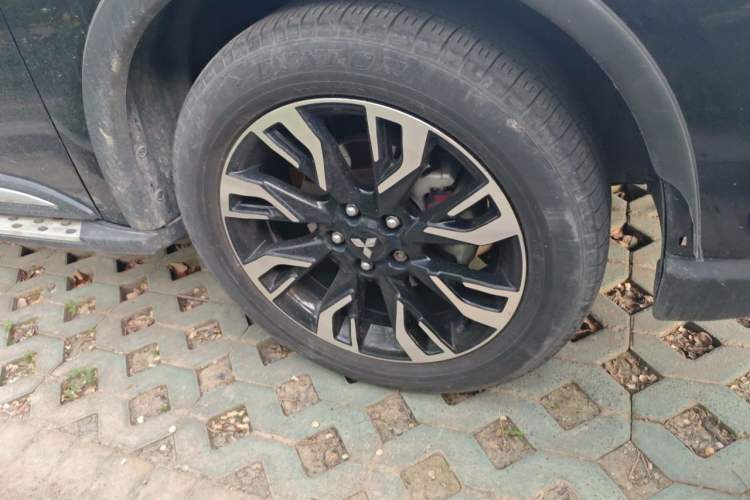 Used Mitsubishi Outlander 2019 2.4L 4x4 Zhi Xiang Edition 5 Seats China VI Standard Right Front Wheel Hub