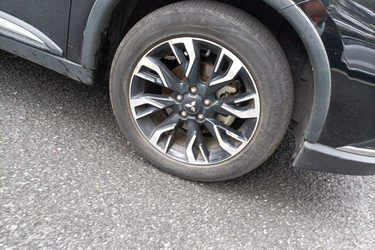 Used Mitsubishi Outlander 2019 2.0L Two-Wheel Drive Comfort Edition 7 Seats China V Emission Standard Right Front Wheel Hub