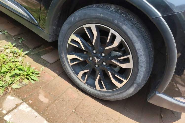 Used Mitsubishi Outlander 2019 2.4L 4x4 Zhi Xiang Edition 5 Seats China V Emission Standard Right Front Wheel Hub