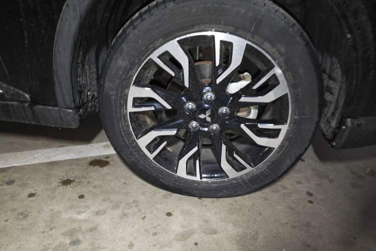 Used Mitsubishi Outlander 2019 2.0L Two-Wheel Drive Comfort Edition 7 Seats China V Emission Standard Right Front Wheel Hub