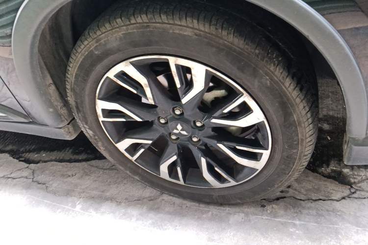 Used Mitsubishi Outlander 2019 2.0L Two-Wheel Drive Comfort Edition 5 Seats China VI Standard Right Front Wheel Hub