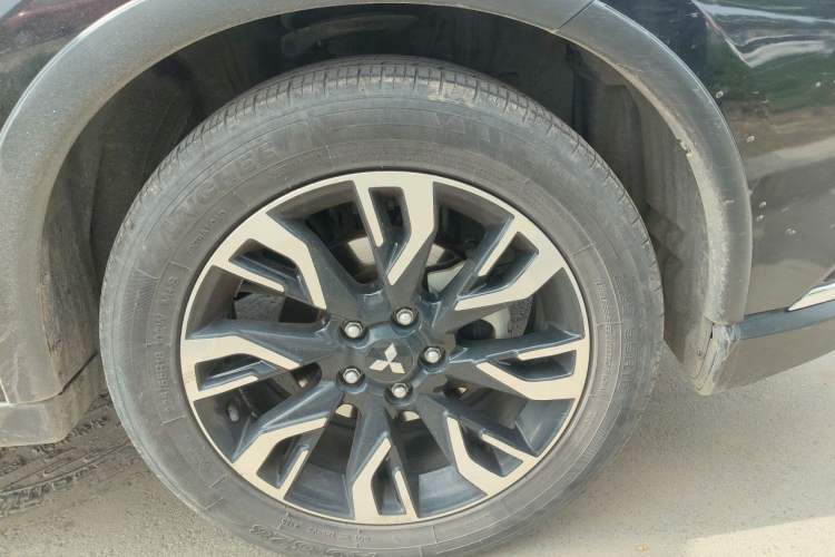 Used Mitsubishi Outlander 2019 2.0L Two-Wheel Drive Comfort Edition 5 Seats China VI Standard Right Front Wheel Hub