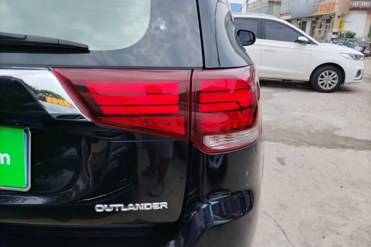 Used Mitsubishi Outlander 2019 2.0L Two-Wheel Drive Comfort Edition 7-Seater China VI Standard Right Rear Taillight