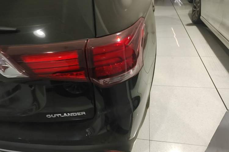 Used Mitsubishi Outlander 2019 2.0L Two-Wheel Drive Comfort Edition 5 Seats China VI Standard Right Rear Taillight