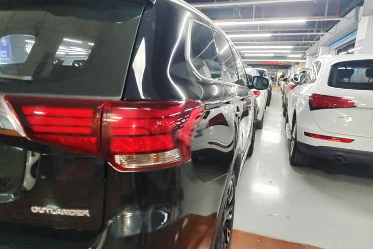 Used Mitsubishi Outlander 2019 2.0L Two-Wheel Drive Comfort Edition 5 Seats China VI Standard Right Rear Taillight