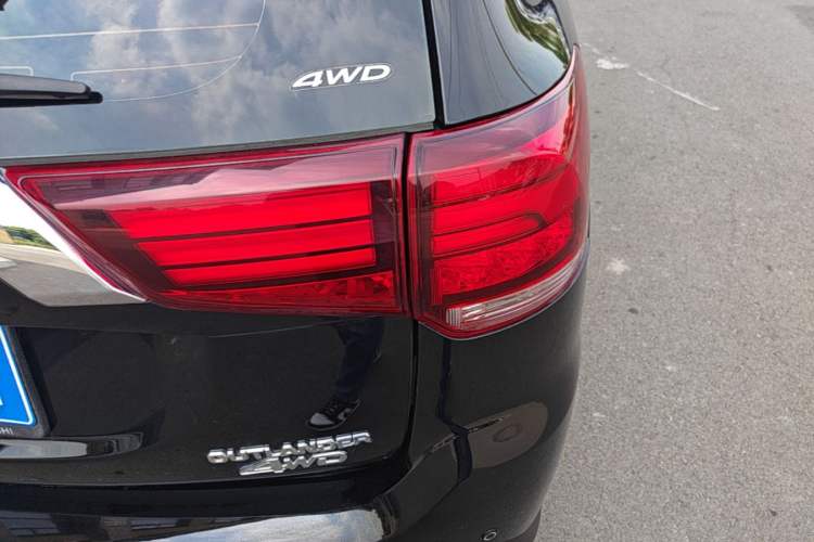 Used Mitsubishi Outlander 2019 2.4L 4x4 Zhi Xiang Edition 5 Seats China VI Standard Right Rear Taillight