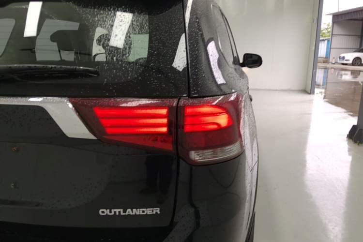 Used Mitsubishi Outlander 2019 2.0L Two-Wheel Drive Comfort Edition 7 Seats China V Emission Standard Right Rear Taillight